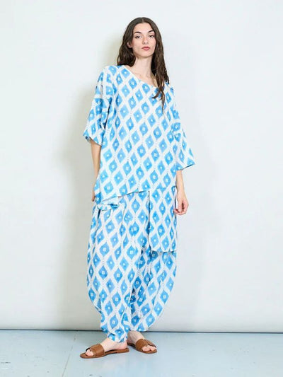 Vintage-style lightweight blouse with bold geometric print, asymmetrical hem, and relaxed fit – fits UK 8–20