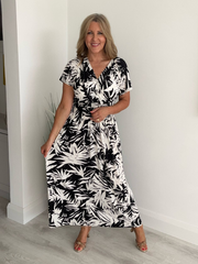 Floral print magic waist dress – flowing fabric, free size fits UK 8–20, perfect for spring and summer.