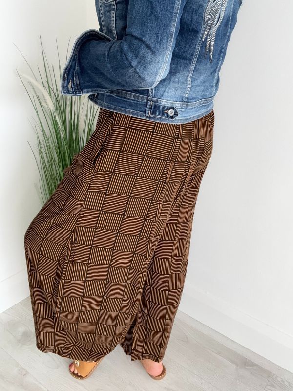 Women's vintage geometric wide-leg pants in breathable fabric with box print, elastic waistband, and relaxed free-size fit (UK 8–20). 