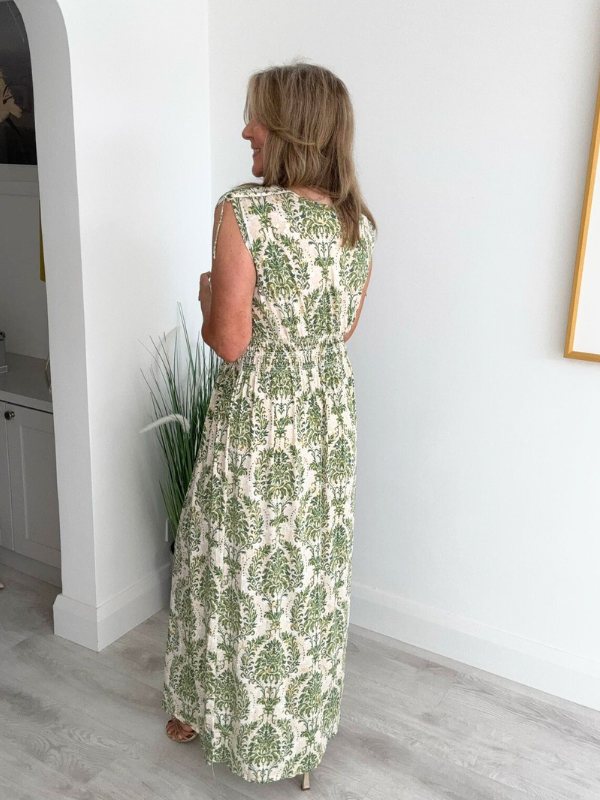 Floral print magic waist dress – flowing fabric, free size fits UK 8–20, perfect for spring and summer.