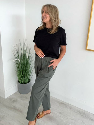 Relaxed-fit minimalist pants in soft draped fabric – Free Size 8–18
