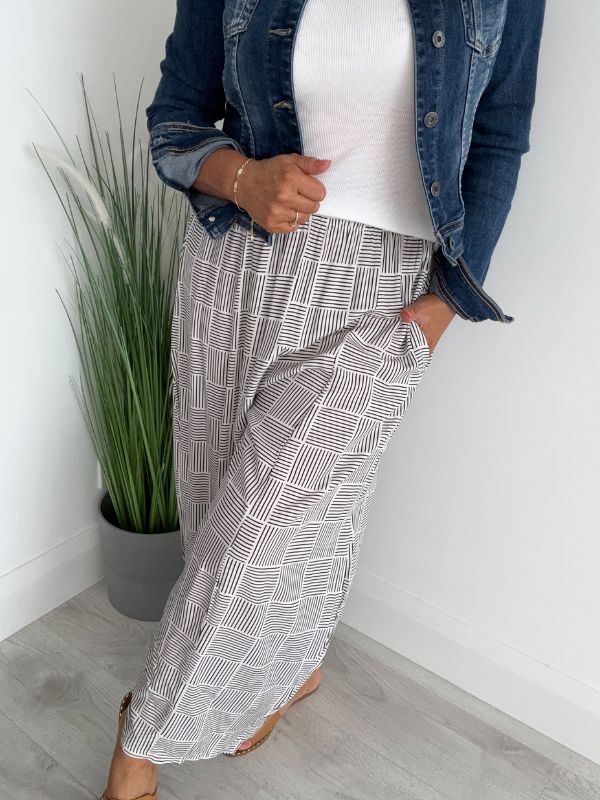 Women's vintage geometric wide-leg pants in breathable fabric with box print, elastic waistband, and relaxed free-size fit (UK 8–20). 