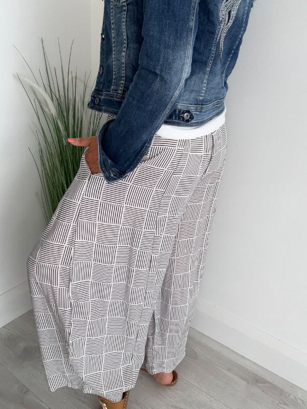Women's vintage geometric wide-leg pants in breathable fabric with box print, elastic waistband, and relaxed free-size fit (UK 8–20). 