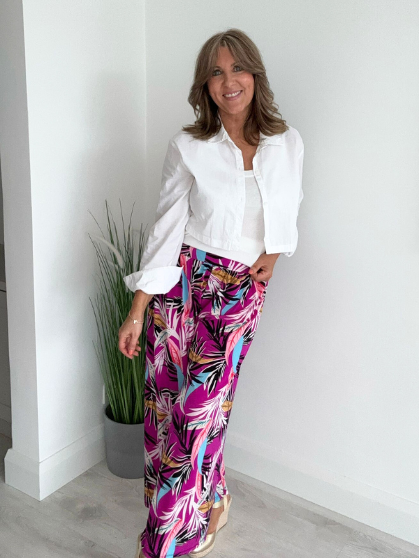 High-waisted tropical pants with elasticated waistband and flowing silhouette – styled with a white tank top