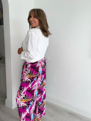 High-waisted tropical pants with elasticated waistband and flowing silhouette – styled with a white tank top