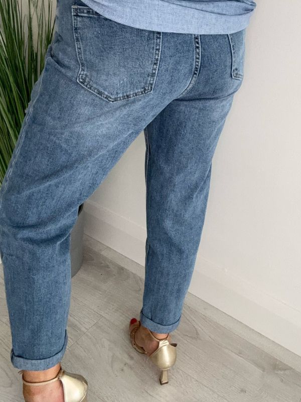 Light blue Melly mom jeans with high-waist fit, light distressing, rolled hem, and classic 5-pocket design, displayed folded on a neutral background.
