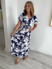 Floral print magic waist dress – flowing fabric, free size fits UK 8–20, perfect for spring and summer.