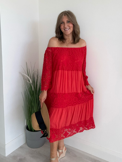 Boho-style dress with elastic neckline worn off-shoulder – relaxed summer outfit