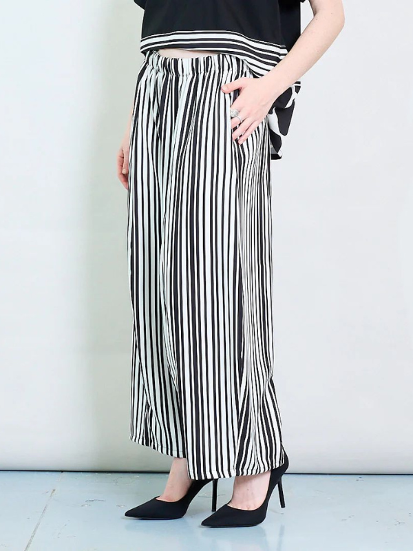 Plus size vertical stripe wide-leg trousers with elastic waist – lightweight and stylish for everyday wear