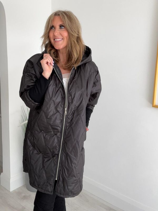 Women’s quilted hooded longline jacket in lightweight winter fabric