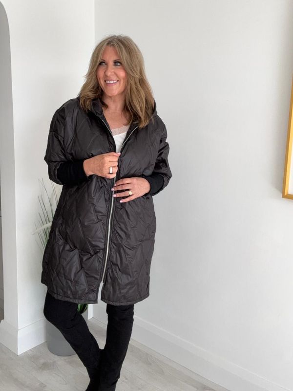 Women’s quilted hooded longline jacket in lightweight winter fabric