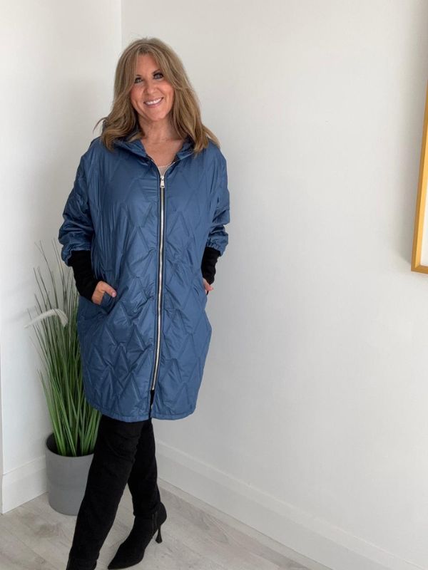 Women’s quilted hooded longline jacket in lightweight winter fabric
