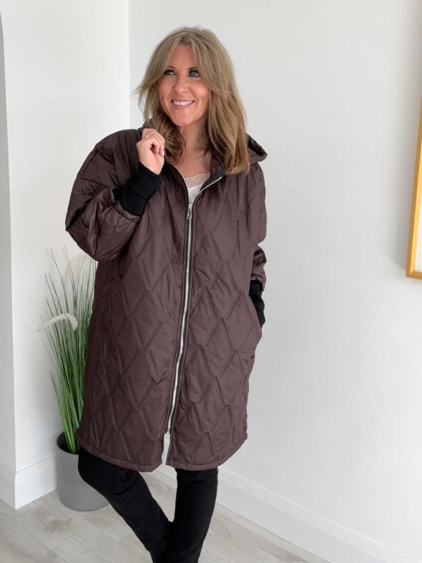 Women’s quilted hooded longline jacket in lightweight winter fabric