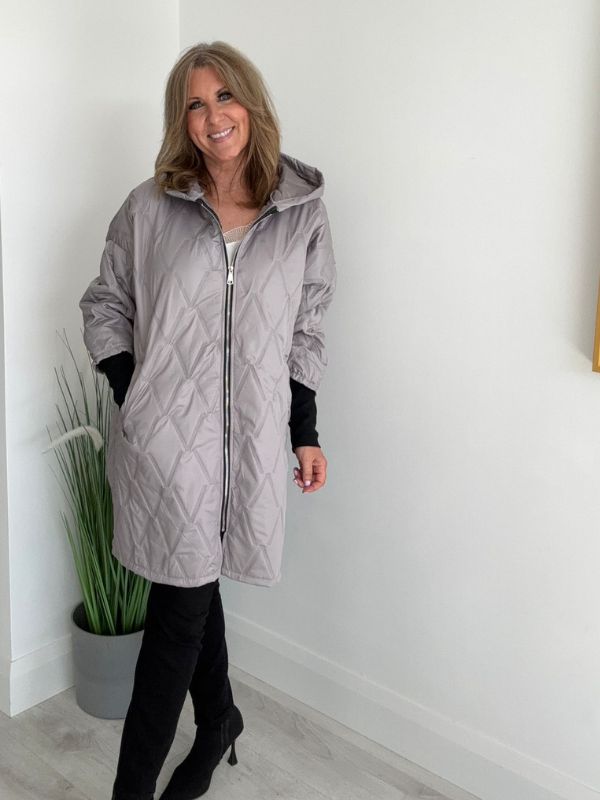 Women’s quilted hooded longline jacket in lightweight winter fabric