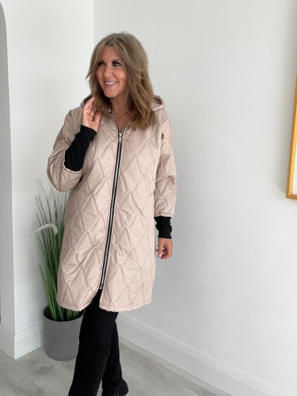 Women’s quilted hooded longline jacket in lightweight winter fabric