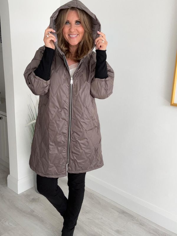 Women’s quilted hooded longline jacket in lightweight winter fabric