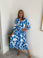 Lisa Magic Dress with floral print in blue – lightweight summer style