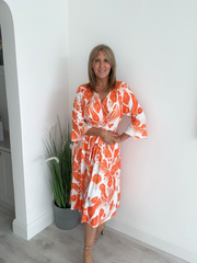 Lisa Magic Dress in orange with floral pattern – plus size fit and flowy design